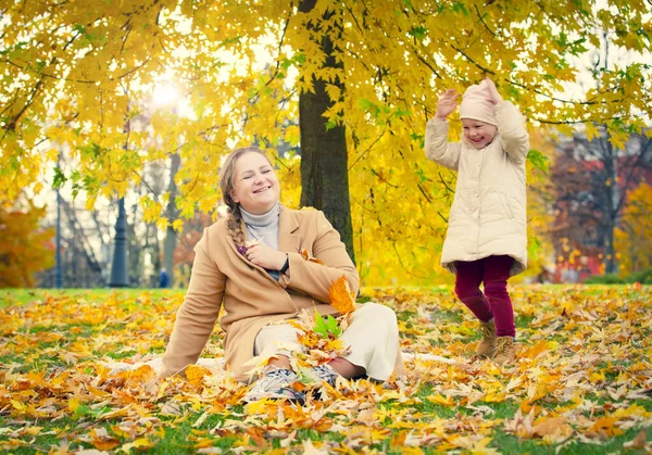 Niño Pequeño Madre Divierten Día Otoño Familia Feliz Jugando Parque —  Fotos de Stock