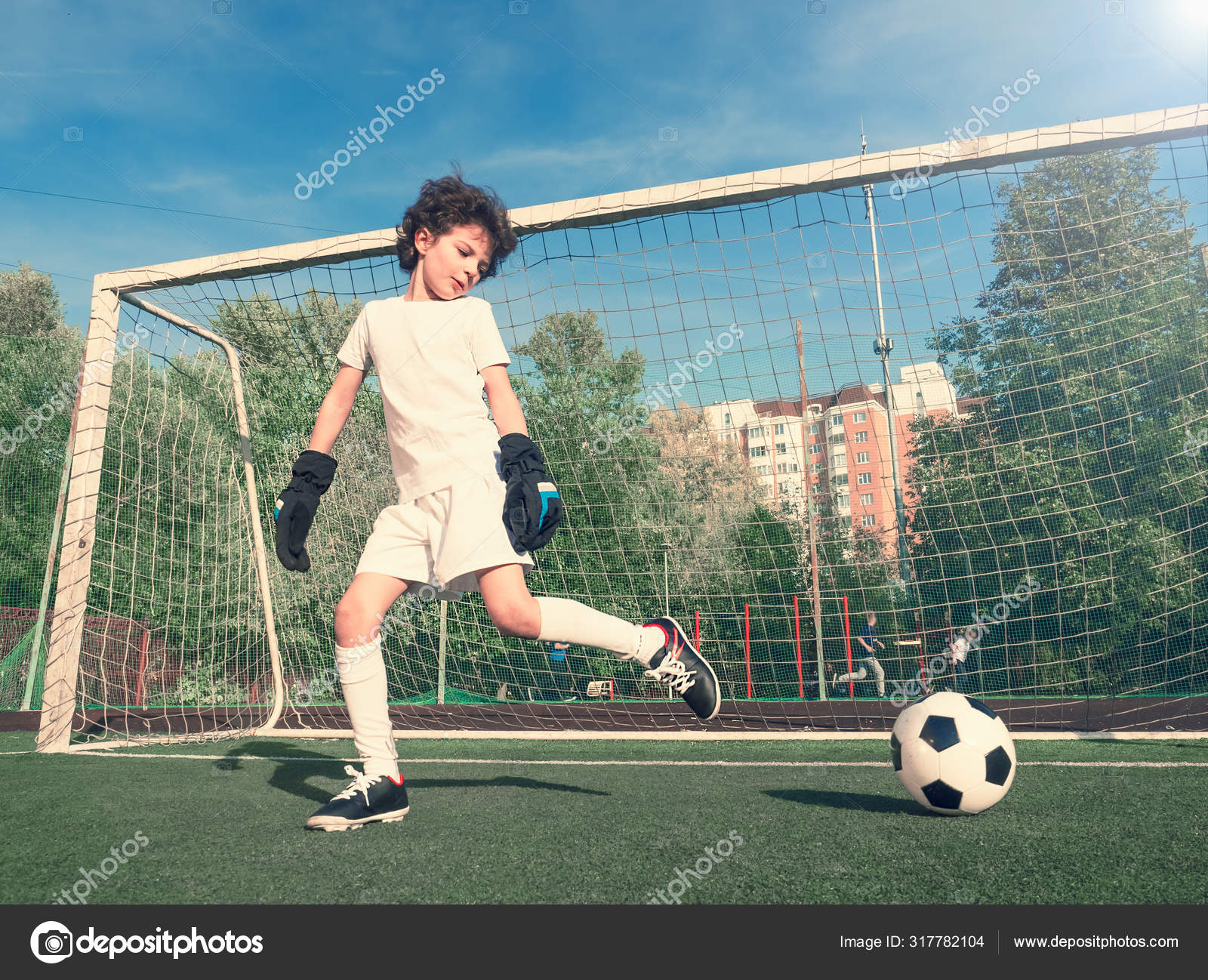 Chicos Ropa Deportiva Blanca Corriendo Campo Futbol Jovenes Futbolistas Driblan Foto de stock 317782104 kravik93