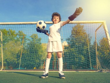 Bir erkek futbolcu kaleciyi işaret ediyor. Hakeme başvurun, savunuculara ve insan duyguları kavramına başvurun
