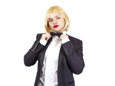 İyi giyimli, tombul sarışın kız. Hafif arkaplan. İzole edilmiş.