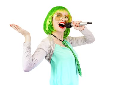 Karaoke yapan, gülümseyen, beyaz tenli, parlak bir parti tarzında güzel bir bayan.