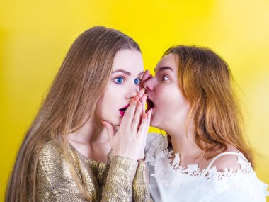 Elinden geleni söyleyen genç kız arkadaş özel gizli. Kız arkadaşı ile dinleme yüzündeki ifade şaşırttı. Son dedikodular söylüyorum, kişisel haber paylaşımı biliyorlar, insanlar hakkında en iyi arkadaş dedikodu.