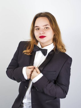 İyi giyimli ve zarif kahverengi saçlı bir genç. Hafif arkaplan.