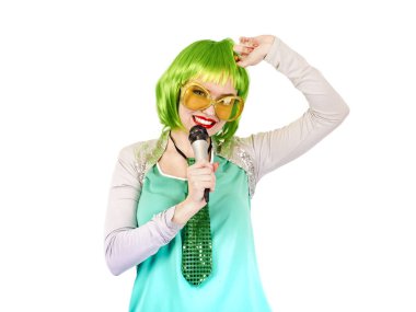 Güzel şarkıcı stüdyoda kayıt yapıyor. Parlak bir peruğu var. Beyazda izole edilmiş.