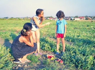 Kırık karpuz sahada. Çatlak karpuz. Ezilmiş ya da ezilmiş dut. Çocuklar karpuz tarlasında durur ve birbirlerini fetüsü kırmakla suçlarlar..