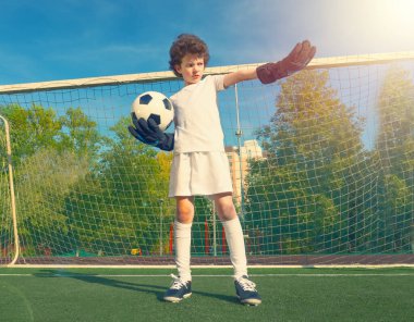 Bir erkek futbolcu kaleciyi işaret ediyor. Hakeme başvurun, savunuculara ve insan duyguları kavramına başvurun