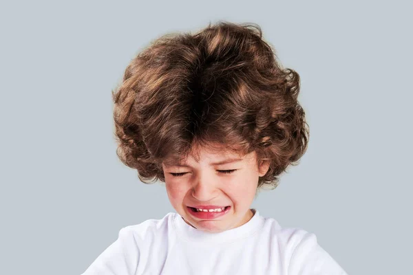 Lindo Niño Cabeza Rizada Con Una Camiseta Blanca Está Llorando — Foto de Stock