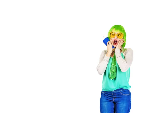 Menina surpresa atraente em peruca verde e com um copo de bebida na mão — Fotografia de Stock