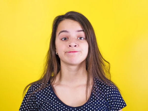 Porträt Eines Schönen Mädchens Mit Europäischem Aussehen Gelber Hintergrund — Stockfoto