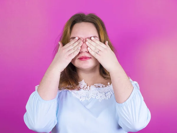 Een Jong Aantrekkelijk Model Toont Een Gebaar Look — Stockfoto