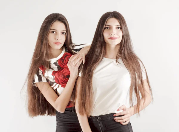 Relaciones Familiares Concepto Amistad Dos Hermosas Hermanas Morenas Con Pelo —  Fotos de Stock