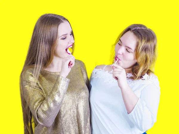 Dos Chicas Guapas Sonrientes Con Caramelos Retrato Estudio Dos Novias —  Fotos de Stock