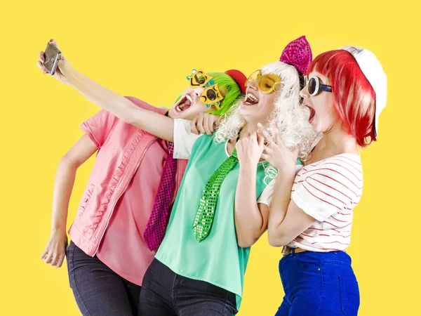 Tres Mujeres Con Ropa Fiesta Hacen Selfie Sobre Fondo Claro —  Fotos de Stock