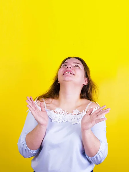 Portret Van Een Gelukkige Jonge Vrouw Geïsoleerd Een Gele Achtergrond — Stockfoto