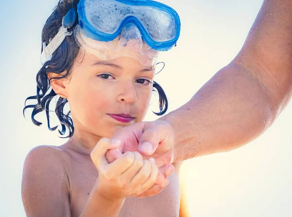 Kleine Natte Brunette Jongen Met Een Zwemmasker Houdt Papa Hand — Stockfoto