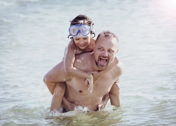 Vater Und Sohn Spielen Meer Sommerferienkonzept — Stockfoto