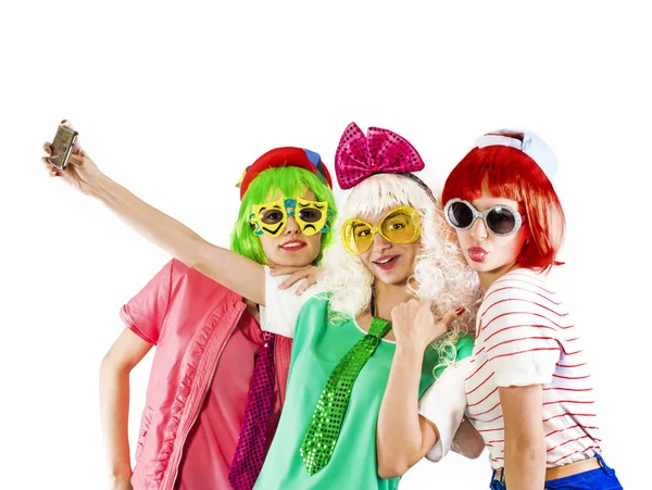 Neşeli genç kızlar selfie çeker. Beyaz arkaplan.