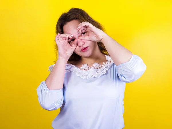 Een Vrolijke Speelse Jonge Vrouw Met Blond Haar Liefdevolle Gebaren — Stockfoto