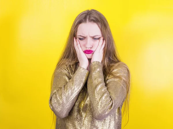 Portret Van Een Ongelukkige Mooie Jonge Vrouw Gele Achtergrond — Stockfoto