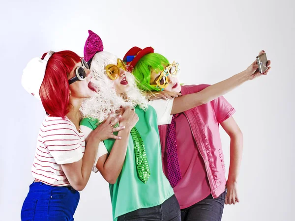 Tres Mujeres Con Ropa Fiesta Hacen Selfie Sobre Fondo Claro —  Fotos de Stock