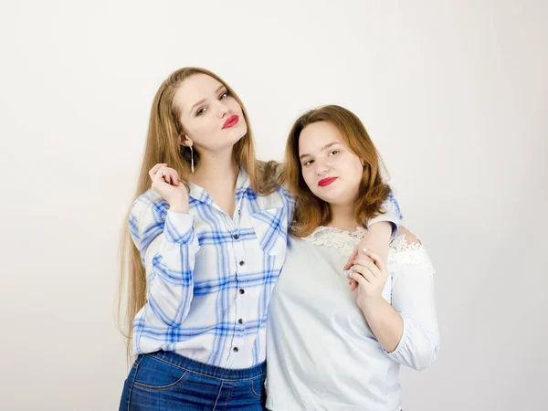 Portrait Deux Copines Fille Vêtements Décontractés Posant Fond Gris — Photo