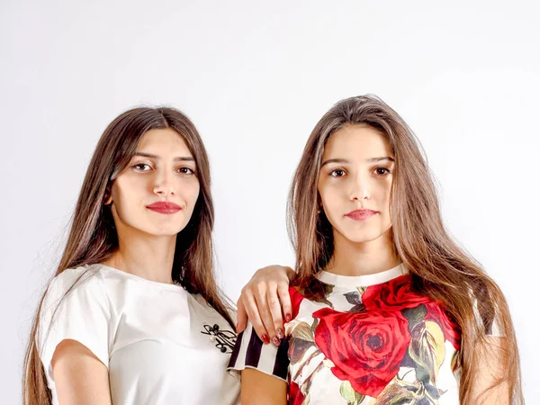 Relaciones Familiares Concepto Amistad Dos Hermosas Hermanas Morenas Con Pelo — Foto de Stock