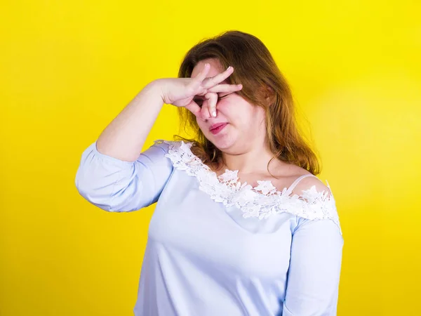 Unangenehmer Geruch Schlechte Stimmung Für Mädchen Junge Frau Verärgert — Stockfoto