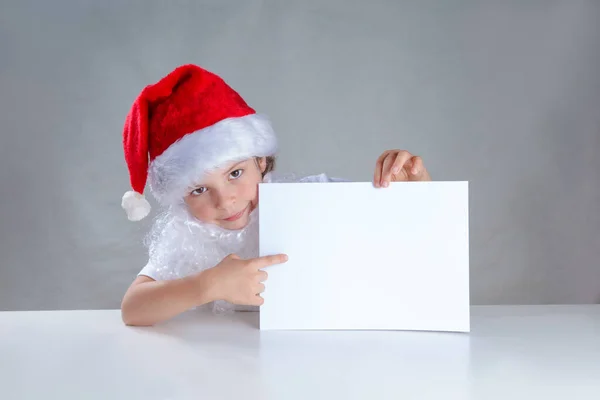 Pequeno Pai Natal Espreitar Por Detrás Envelope Branco Mostra Sentado — Fotografia de Stock