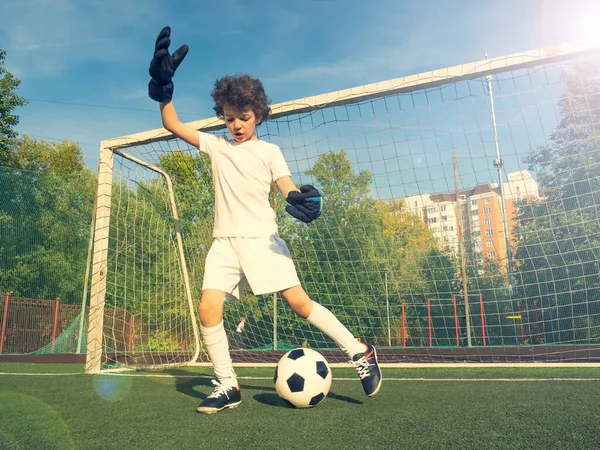 Bir erkek futbolcu kaleciyi işaret ediyor. Hakeme başvurun, savunuculara ve insan duyguları kavramına başvurun