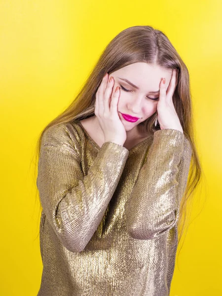 Portré egy boldogtalan gyönyörű fiatal nő, sárga háttér — Stock Fotó