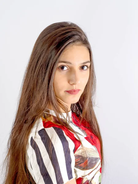 Retrato Una Adolescente Cabello Negro Largo Una Cara Bonita Sobre — Foto de Stock