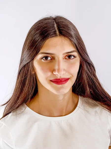 Retrato Una Adolescente Cabello Negro Largo Una Cara Bonita Sobre — Foto de Stock