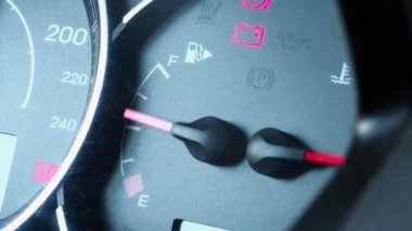 Motor çalıştığında benzinli araba sensörünün yakın çekim görüntüsü