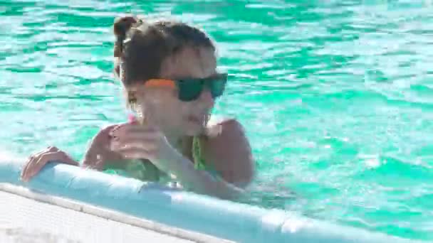 两个妹妹白天在游泳池里玩得很开心 — 图库视频影像