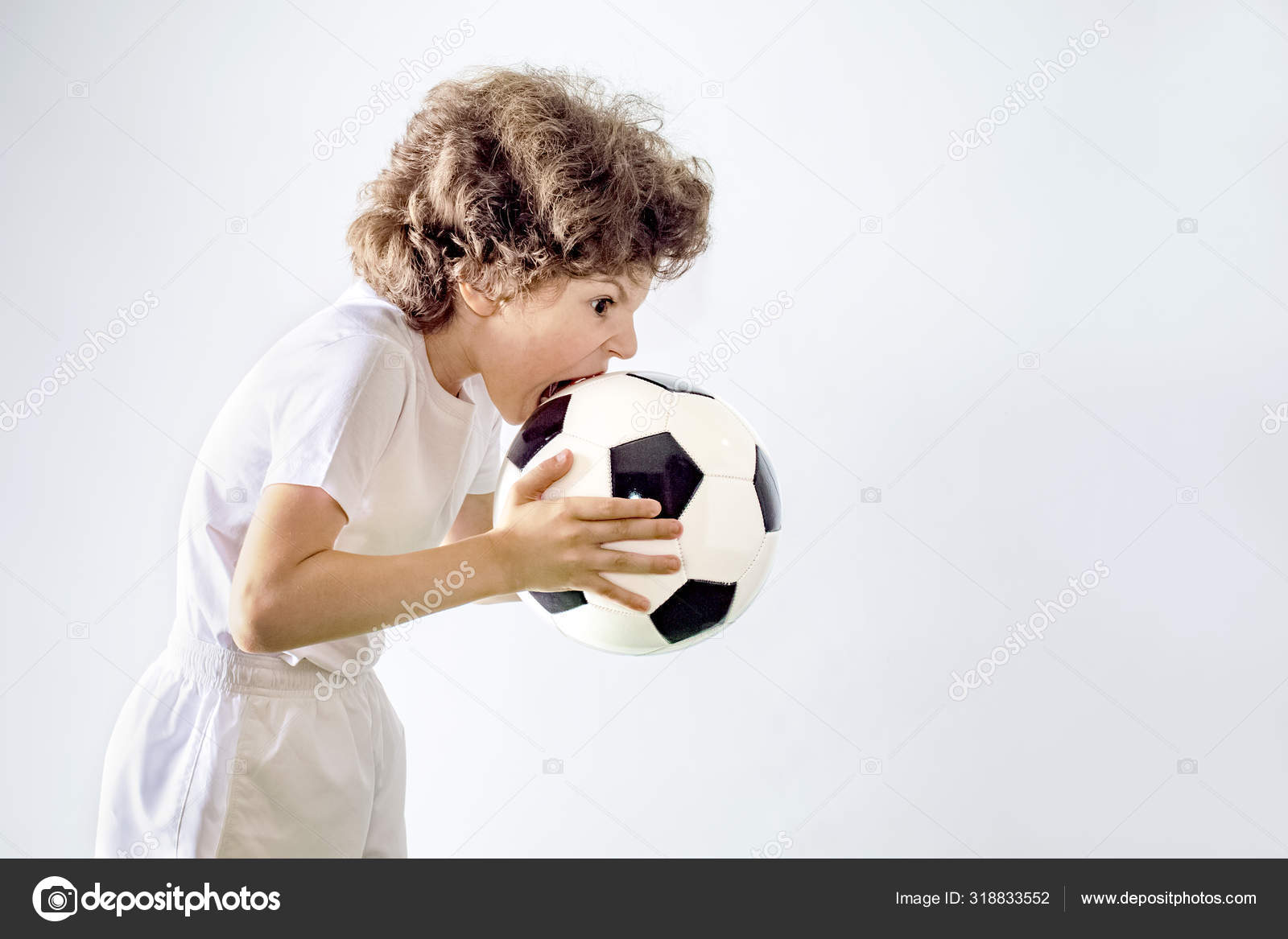Bola de jogador de futebol e jovem feliz em jogar um divertido
