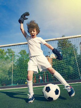 Küçük çocuklar için yaz futbol turnuvası. Futbol kulübü. Oyunun heyecanı ve neşesi. Genç kaleci. Çocuklar, futbol şampiyonu. Stadyumda futbol takımının erkek kalecisi. Spor konsepti.