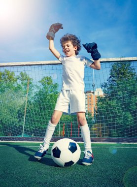 Küçük çocuklar için yaz futbol turnuvası. Futbol kulübü. Oyunun heyecanı ve neşesi. Genç kaleci. Çocuklar, futbol şampiyonu. Stadyumda futbol takımının erkek kalecisi. Spor konsepti.