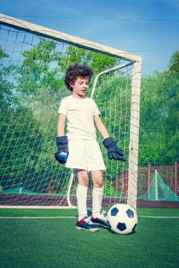 Küçük çocuklar için yaz futbol turnuvası. Futbol kulübü. Oyunun heyecanı ve neşesi. Genç kaleci. Çocuklar, futbol şampiyonu. Stadyumda futbol takımının erkek kalecisi. Spor konsepti.