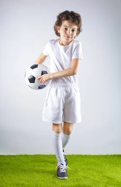 Футбольный Ребенок Действии Мальчик Готовится Бросить Футбольный Мяч — стоковое фото