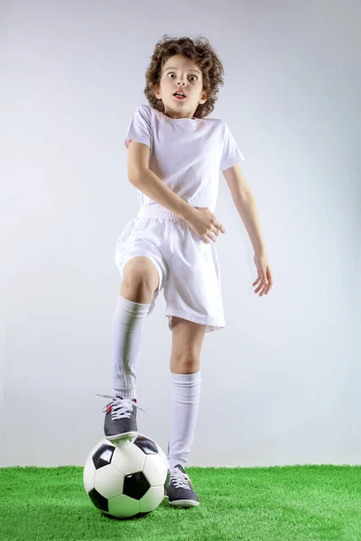 Темноволосый Маленький Ребенок Играющий Футбольным Мячом Напряжен Шокирован Стыдом Удивлением — стоковое фото