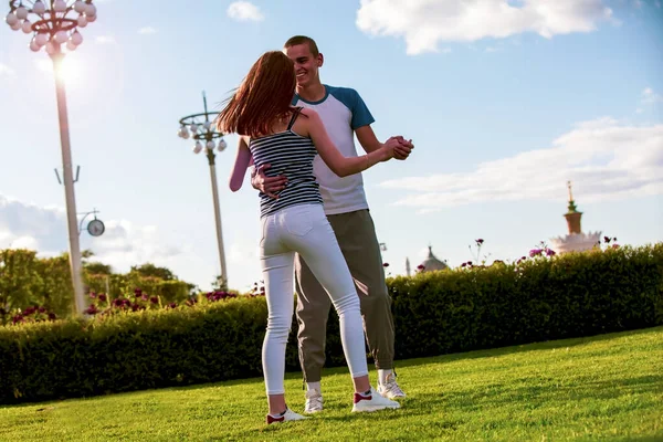 Par Parque Verão Dança Amantes Dançando Parque Cidade Casal Romântico — Fotografia de Stock