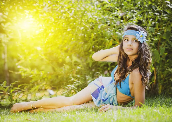Portret Pięknej Uroczej Nastoletniej Brunetki Modelki Makijażem Poreo Letnim Kolorowym — Zdjęcie stockowe