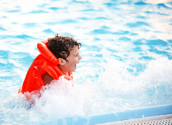 Junge Mit Aufblasbarer Schwimmweste Pool Lächelt Glücklich Kopierraum — Stockfoto