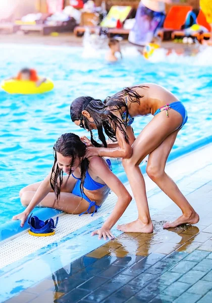 Dvě Krásné Sestry Děti Bazénu Hrají Běhají Baví Venku Léto — Stock fotografie