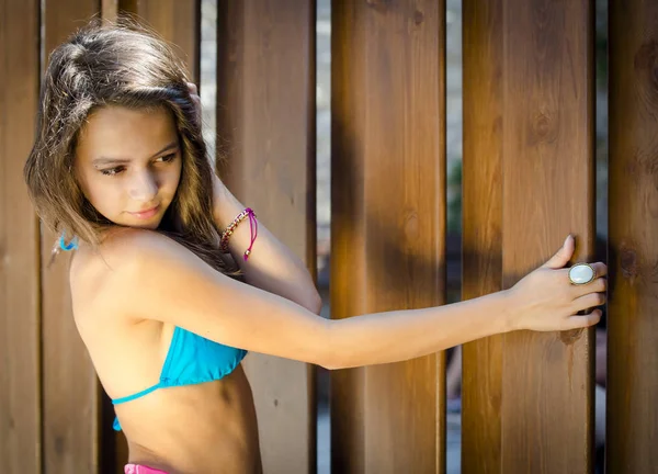 Retrato Uma Bela Jovem Maiô Azul Encostada Uma Cerca Madeira — Fotografia de Stock