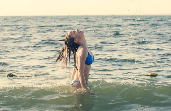Genç Kız Denizde Duruyor Uzun Islak Saçlarını Geriye Atıyor Mavi — Stok fotoğraf