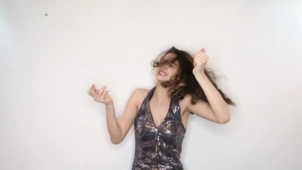Красива Молода Дівчина Коктейльній Сукні Танцює Білому Тлі — стокове відео