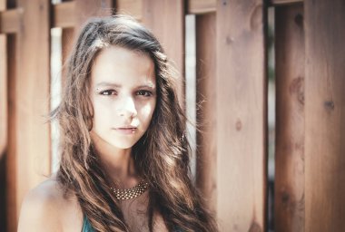 Tahta bir çitin yanında duran güzel yaz kızının portresi..