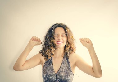 İnsanların zaferi iyi şans konsepti. Sevimli, sevimli, çekici bir kızın portresi, soyutlanmış bir geçmiş.