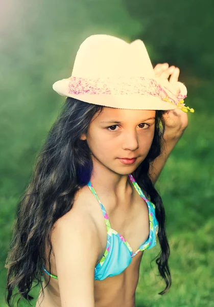 Gyönyörű Kislány Kék Fürdőruhában Kalapban Áll Zöld Háttér Egy Meleg — Stock Fotó